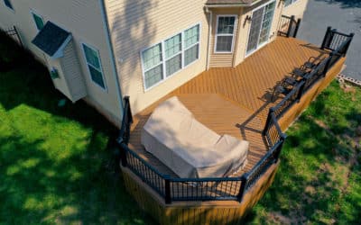 Deck with octagonal lounge in the corner