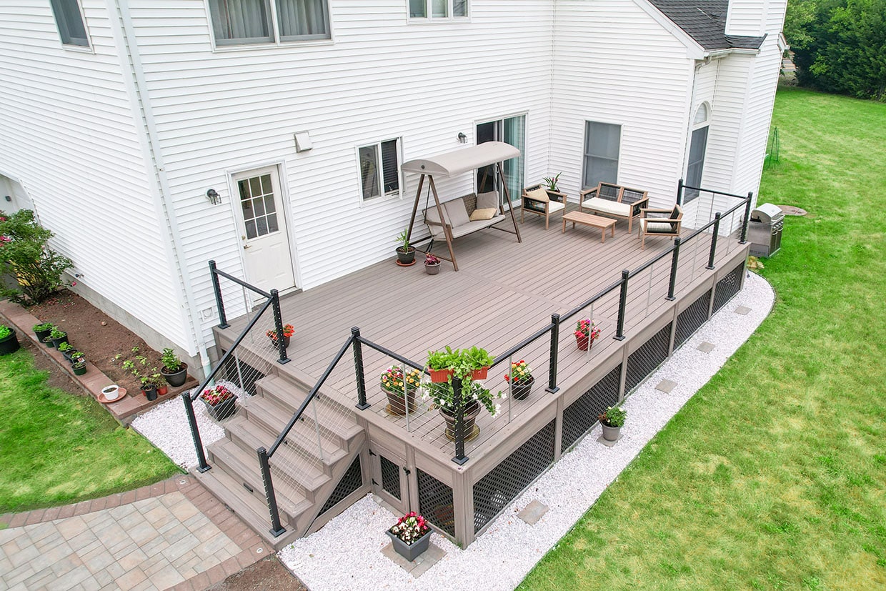 Deck With Contemporary Style Cable 1